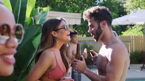 Grupo Amigos Hombres Mujeres Que Beben Cerveza Botellas Hacen Brindis — Vídeo de stock