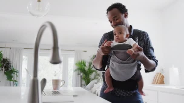 Pai Com Filho Bebê Funda Multi Tarefa Trabalhando Casa Laptop — Vídeo de Stock