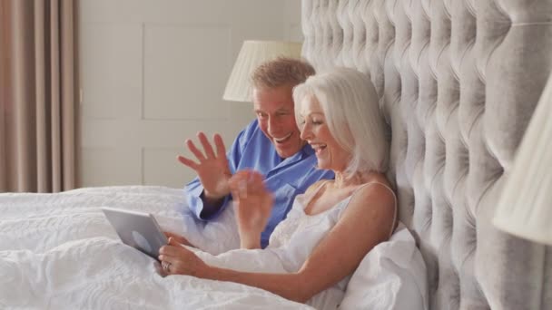 Senior Paar Hause Bett Selbstisolierend Mit Digitalem Tablet Für Videochat — Stockvideo