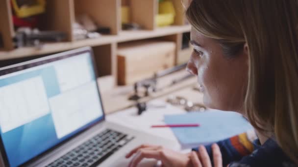 Close Engenheira Oficina Usando Laptop Fazer Anotações Sobre Plano Bicicleta — Vídeo de Stock