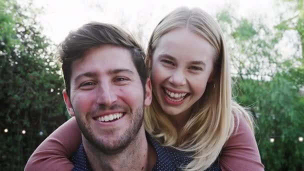 Portrait Couple Avec Homme Donnant Femme Piggyback Maison Dans Jardin — Video