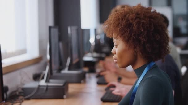 Egyetemi Hallgatók Csoportja Női Oktatóval Számítógép Tervezést Tanul Monitoroknál Osztályteremben — Stock videók
