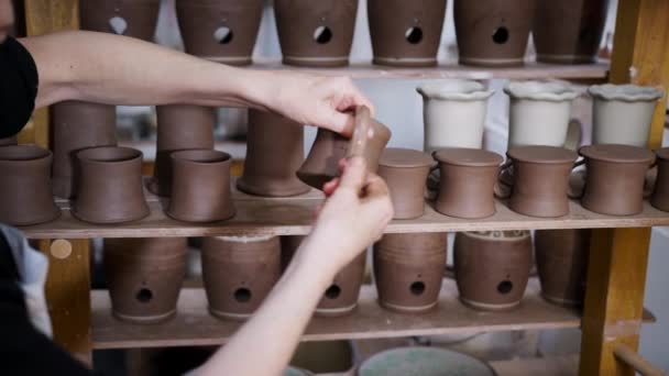 Nahaufnahme Von Männlichen Töpfern Die Henkel Aus Ton Tassen Keramik — Stockvideo