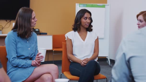 Multi Culturele Groep Van Mannen Vrouwen Die Ondersteuning Bieden Vergadering — Stockvideo