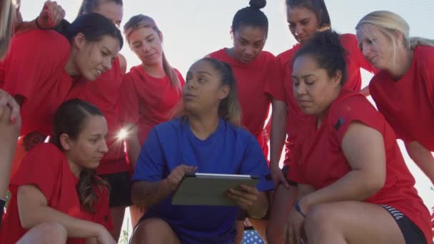 Trenérka Diskutující Taktiku Ženským Fotbalovým Týmem Pomocí Digitálního Tabletu Před — Stock video
