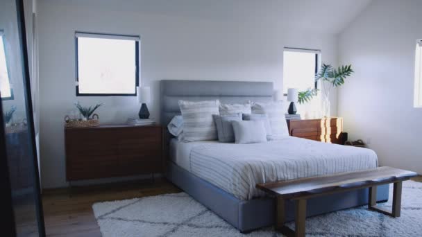 Interior Shot Stylish Modern Bedroom Empty House Τραβηγμένο Αργή Κίνηση — Αρχείο Βίντεο