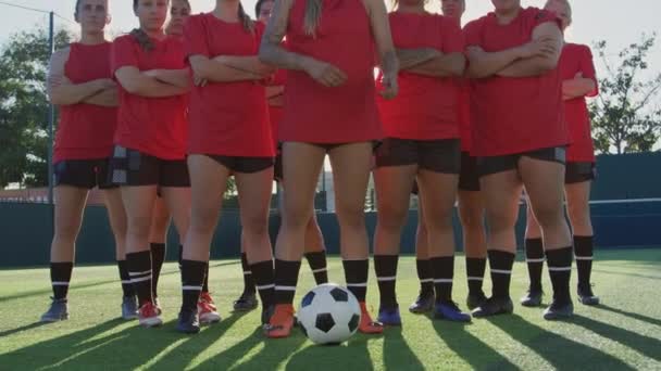 Ritratto Determinata Squadra Calcio Femminile Con Pallone Sul Campo Allenamento — Video Stock
