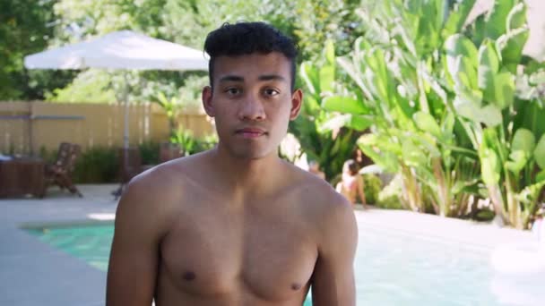 Portrét Nahého Muže Hrudí Stojící Bazénu Skupinou Přátel Kteří Společně — Stock video