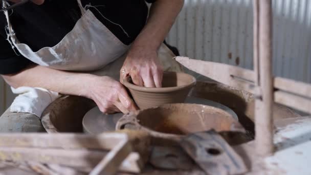 Närbild Manliga Potter Formning Lera För Skål Keramik Hjul Keramik — Stockvideo