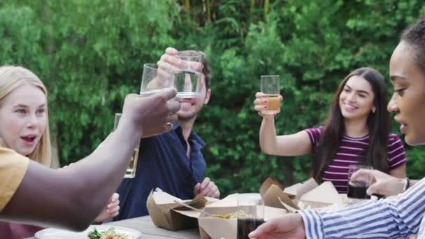 多文化的朋友在家里的花园里敬酒 享受夏日花园派对 慢镜头拍摄 — 图库视频影像