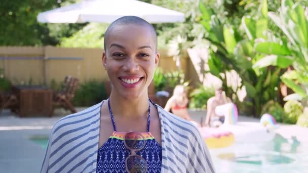 Portrait Femme Afro Américaine Souriante Avec Tête Rasée Debout Près — Video
