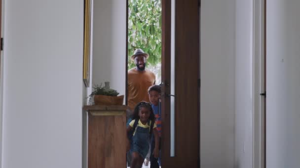 Família Abrindo Porta Frente Voltando Para Casa Depois Escola Dia — Vídeo de Stock