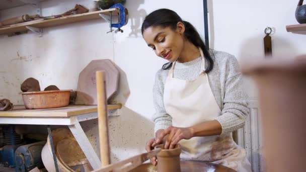 Retrato Una Joven Afroamericana Trabajando Una Rueda Cerámica Estudio Cerámica — Vídeo de stock