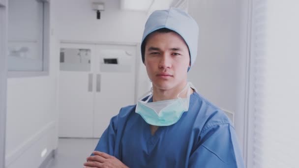 Portrait Male Surgeon Wearing Scrubs Mask Hospital Corridor Folding Arms — Stock Video