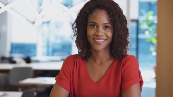 Rastreamento Tiro Mulher Negócios Mesa Espaço Trabalho Escritório Moderno Sorrindo — Vídeo de Stock