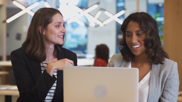 Duas Mulheres Negócios Com Computador Portátil Mesa Escritório Plano Aberto — Vídeo de Stock