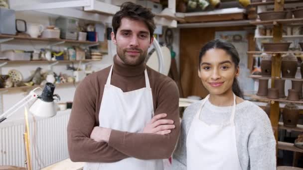 Retrato Pareja Joven Usando Delantales Corriendo Cerámica Estudio Cerámica — Vídeo de stock