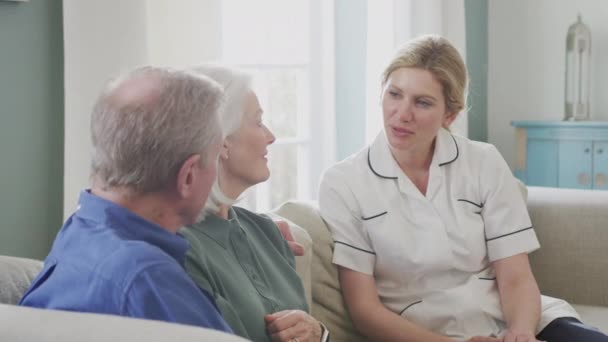 Kobieta Lekarz Daje Dobre Wieści Dla Pary Seniorów Podczas Wizyty — Wideo stockowe