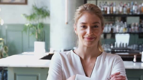 Portrait Propriétaire Féminine Bar Restaurant Debout Près Comptoir Souriant Regardant — Video