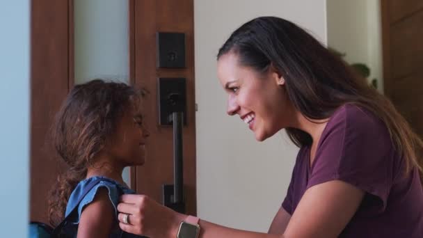 Matka Dává Dceři Plácnutí Když Opouští Domov Školy Střílí Zpomaleném — Stock video