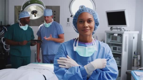 女医生穿着洗涤剂站在手术室里和同事们一起在后台拍摄的肖像 慢镜头拍摄 — 图库视频影像