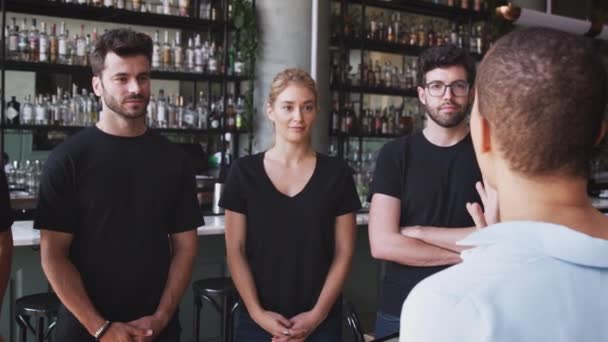 Kvinnlig Restaurang Bar Manager Håller Digital Tablett Ger Motiverande Samtal — Stockvideo