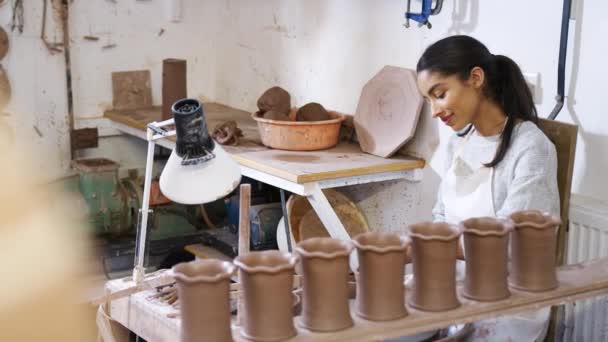 Jovem Afro Americana Trabalhando Roda Cerâmica Estúdio Cerâmica — Vídeo de Stock