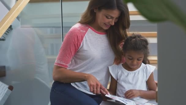 Hispanic Mor Och Dotter Sitter Trappan Moderna Hem Läsa Bok — Stockvideo