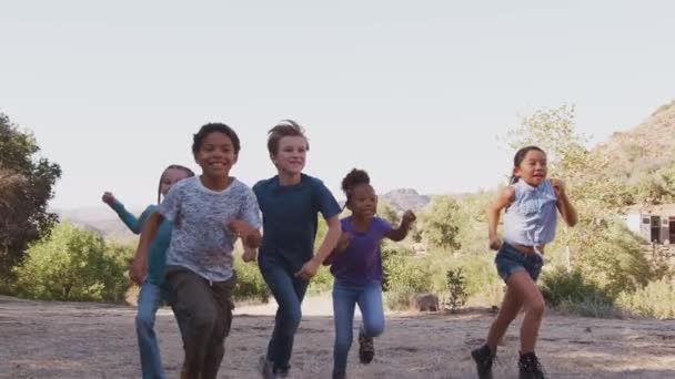 相机追踪一群多文化的孩子 他们和朋友一起奔向乡村的相机 慢镜头拍摄 — 图库视频影像