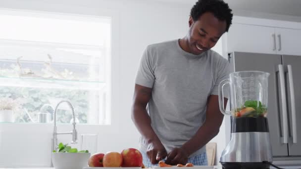 Mężczyzna Piżamie Stojący Kuchni Wkłada Świeże Owoce Warzywa Blendera Smoothie — Wideo stockowe