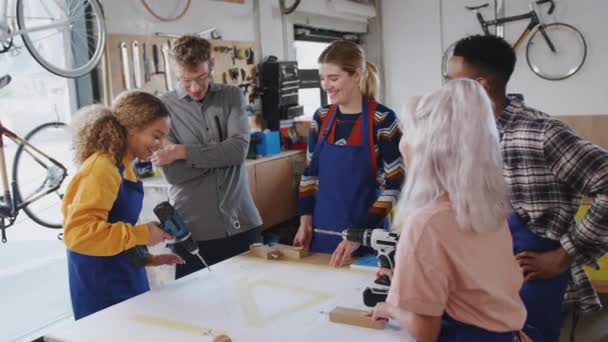 Equipo Multicultural Aprendices Taller Que Aprenden Montar Cuadro Bicicleta Construido — Vídeos de Stock