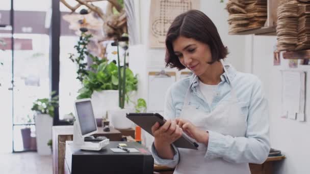 Retrato Mujer Propietaria Floristería Trabajando Tableta Digital Detrás Del Mostrador — Vídeo de stock