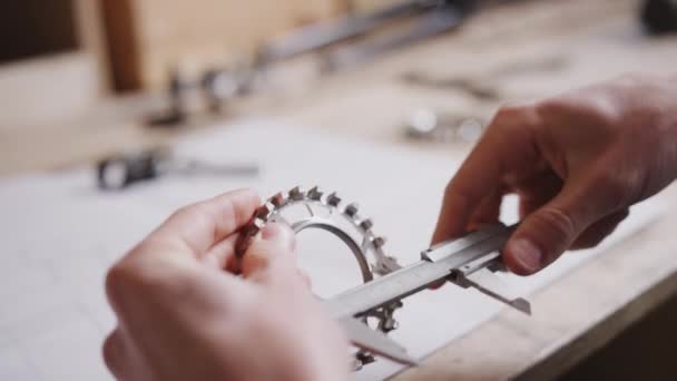 Primer Plano Del Ingeniero Componentes Medición Taller Para Bicicleta Con — Vídeo de stock