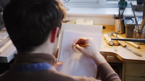 Primer Plano Del Joyero Masculino Que Dibuja Hacia Fuera Diseño — Vídeo de stock