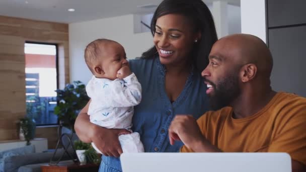 Famille Afro Américaine Avec Bébé Fille Maison Vérifier Les Finances — Video