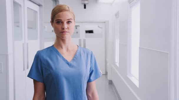 Retrato Una Doctora Vestida Con Uniformes Pasillo Del Hospital Baleado — Vídeos de Stock