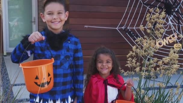 Dos Niños Con Vestido Elegante Fuera Casa Recogiendo Dulces Para — Vídeos de Stock