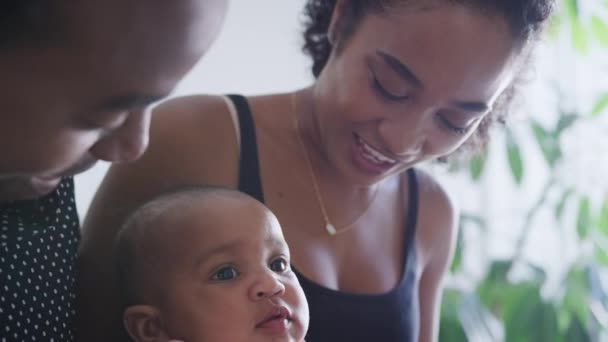 Primer Plano Los Padres Amorosos Jugando Con Hija Del Bebé — Vídeos de Stock