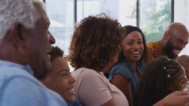 Wielopokoleniowa Rodzina Afroamerykanów Relaksująca Się Domu Siedząca Razem Sofie Nakręcona — Wideo stockowe