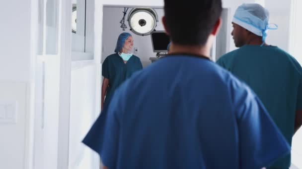 Две Женщины Хирурги Халатах Идущие Вместе Переполненному Больничному Коридору Горячо — стоковое видео
