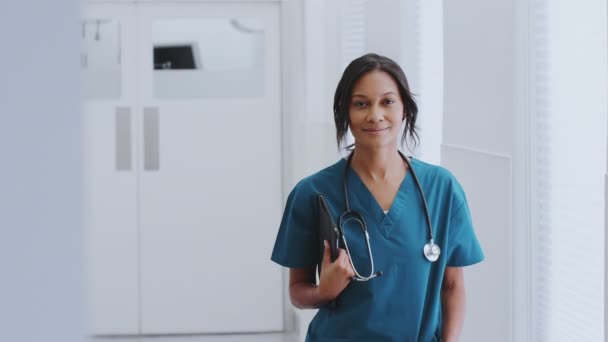 Retrato Una Doctora Con Estetoscopio Usando Matorrales Que Sostienen Tableta — Vídeo de stock