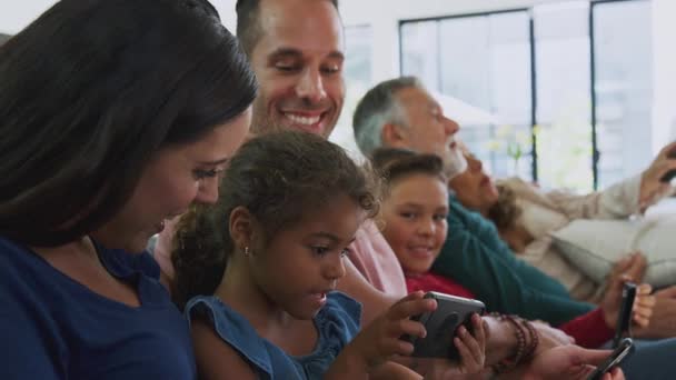 Multi Generace Hispánská Rodina Pohovce Sledování Televize Hraní Digitálním Tabletem — Stock video