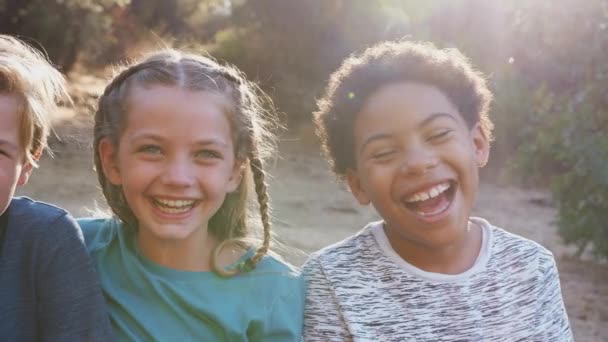 Kamera Verfolgt Gesichter Von Kindern Die Mit Freunden Freien Herumhängen — Stockvideo