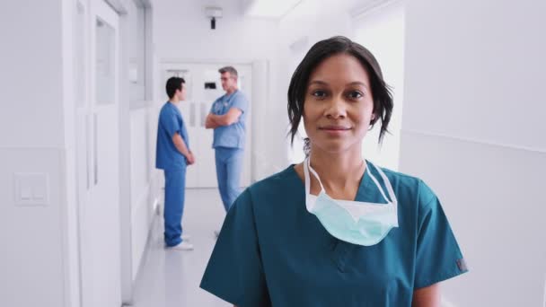 Portret Kobiety Chirurga Noszącej Fartuch Maskę Korytarzu Szpitalnym Kolegami Dyskutującymi — Wideo stockowe