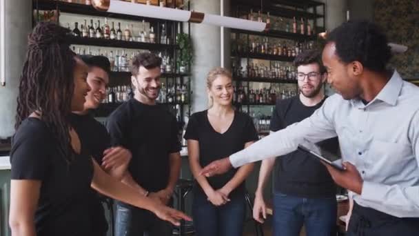 Muž Restaurace Bar Manažer Digitálním Tabletem Dává Motivační Mluvit Obsluhou — Stock video