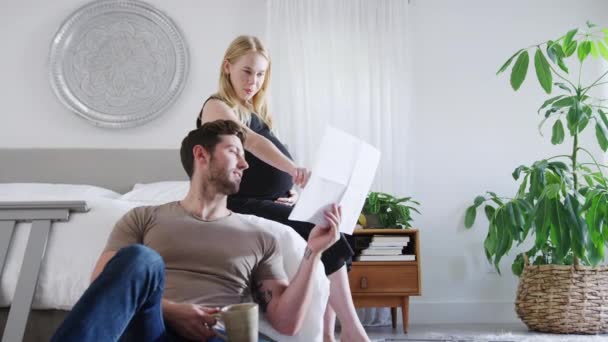 Yatak Odasında Hamile Bir Kadınla Genç Bir Çift Yavaş Çekimde — Stok video