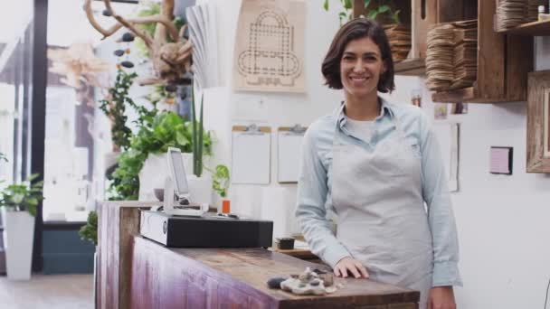 Çiçekçi Dükkanının Kadın Sahibi Satış Masasının Arkasında Kameraya Bakıyor Gülümsüyor — Stok video