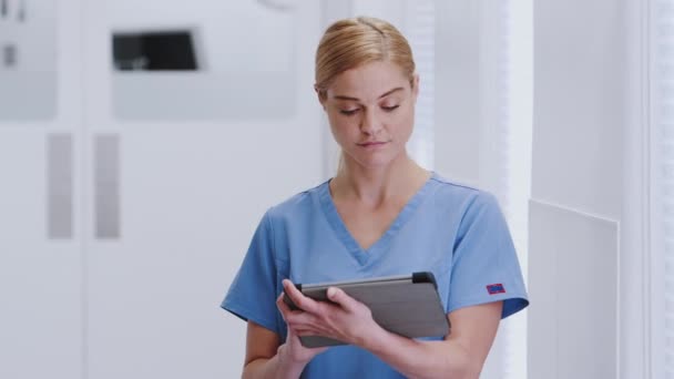 Portrét Usměvavé Doktorky Která Chodbě Nemocnice Používá Digitální Tablet Záběr — Stock video