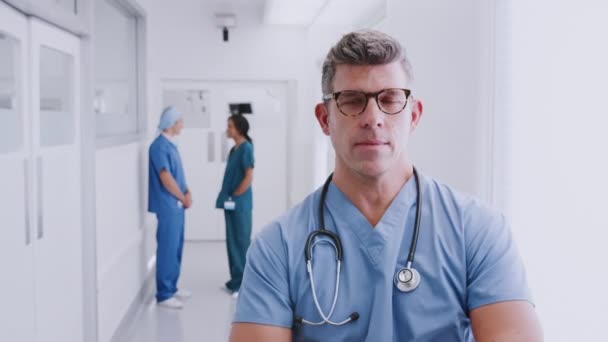 Portrét Mužského Lékaře Stetoskopem Plášti Chodbě Nemocnice Kolegy Kteří Diskutují — Stock video