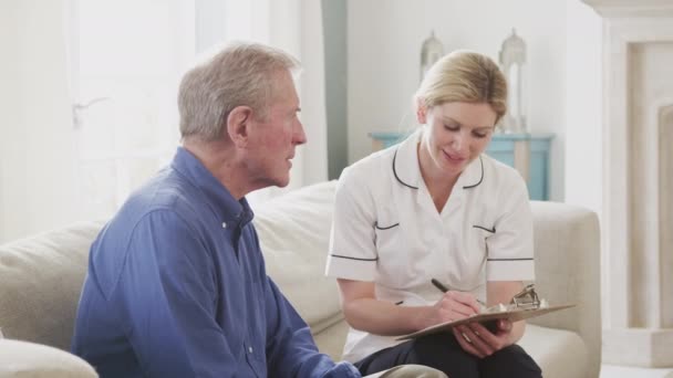 Kvinnlig Läkare Gör Hembesök Hos Senior Man För Medicinsk Kontroll — Stockvideo